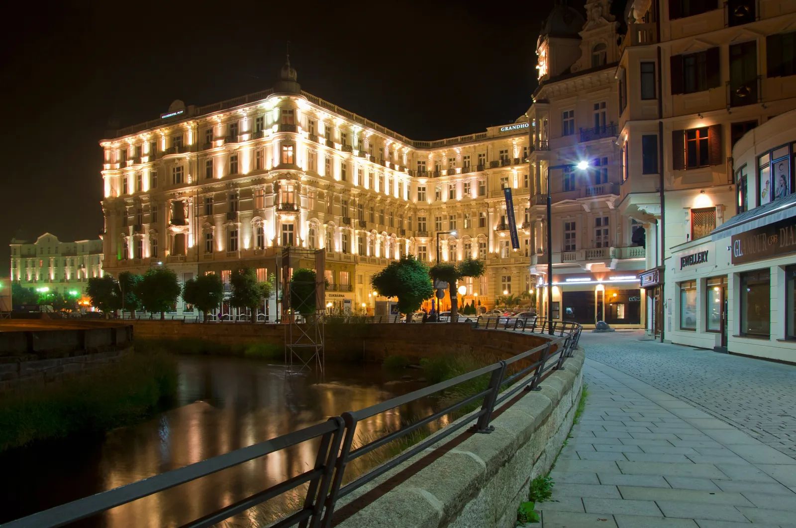 Grandhotel Pupp in Karlovy Vary bei Nacht, am Fluss Teplá